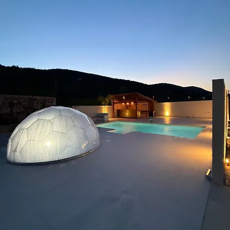 Private In The Forest With Pool And Jacuzzi Villa